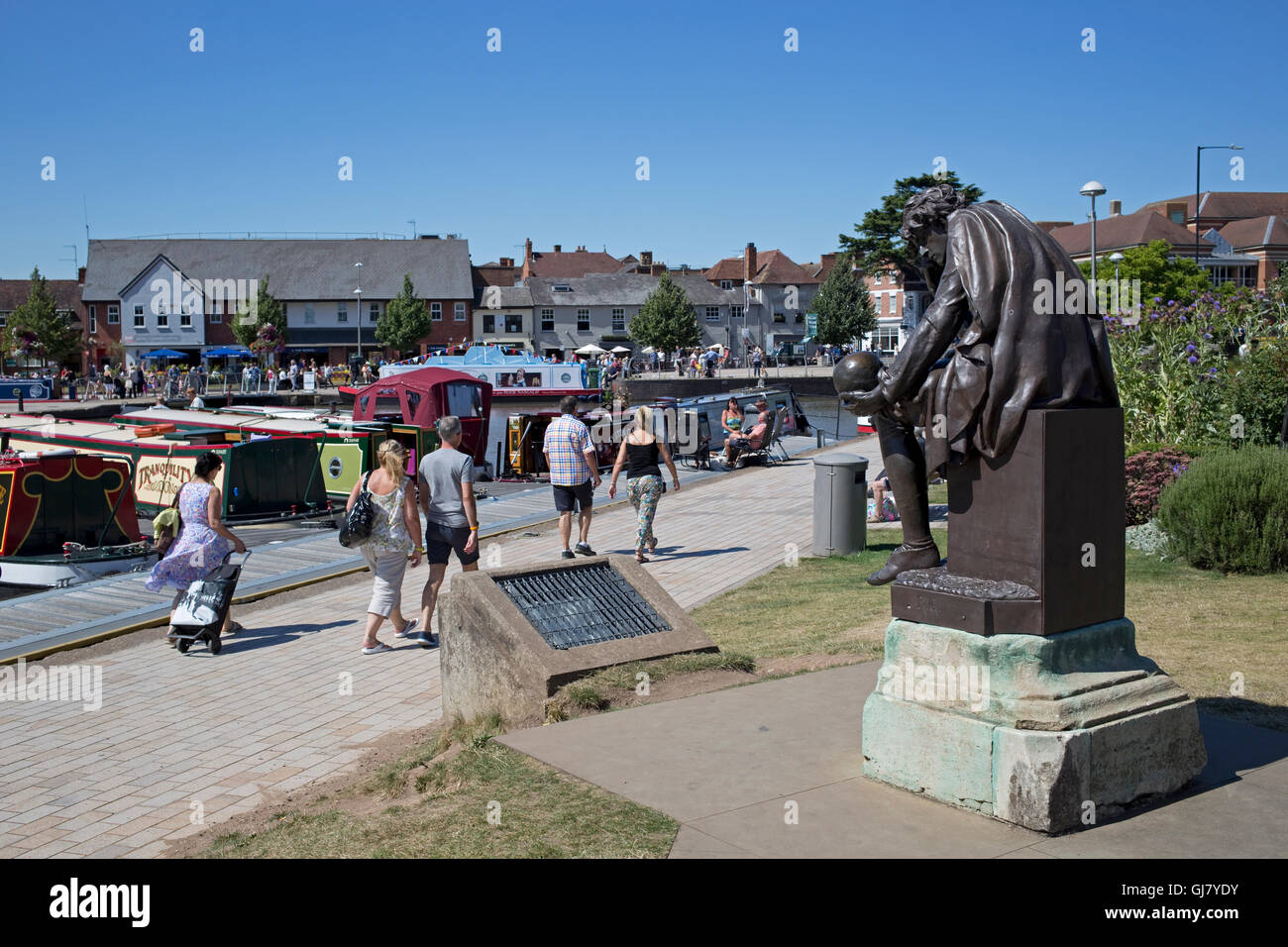 Bronzestatue von Hamlet mit Blick auf Besucher zu Fuß entlang Kanal Grundlage Stratford Warks UK Stockfoto