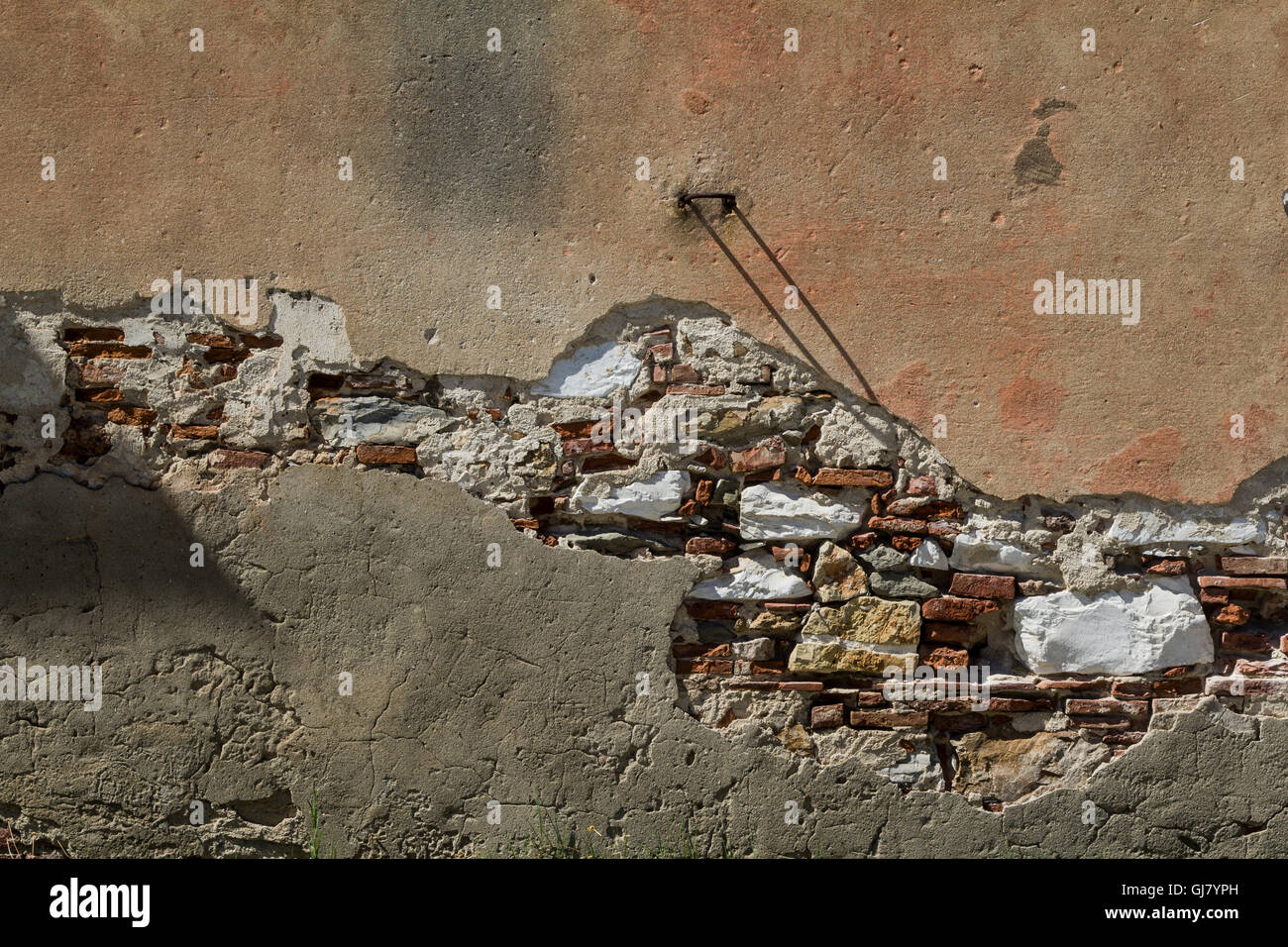 Ausgesetzt Ziegel zeigen durch den Putz auf einem verlassenen Bauernhof in Pisa Stockfoto