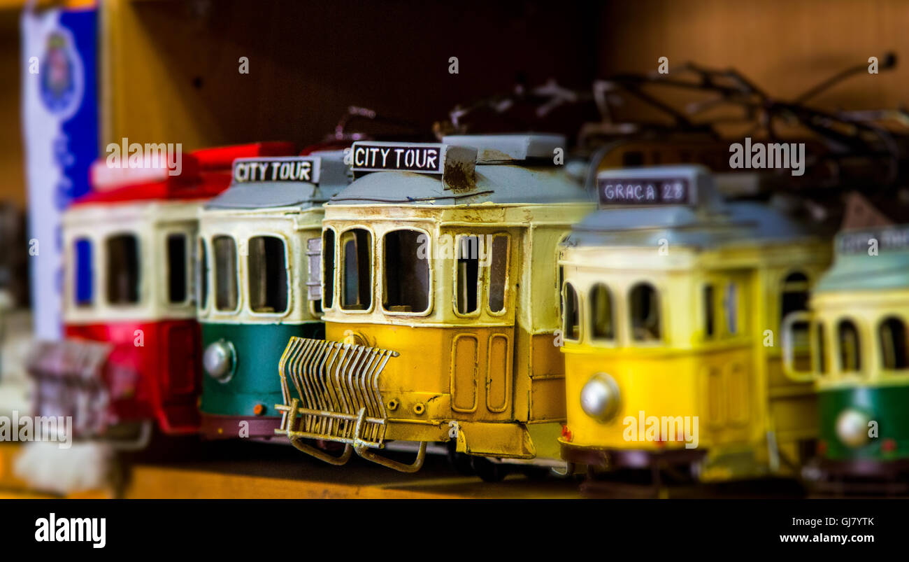 Buntes Spielzeug Straßenbahnen auf einem Ladenregal Stockfoto