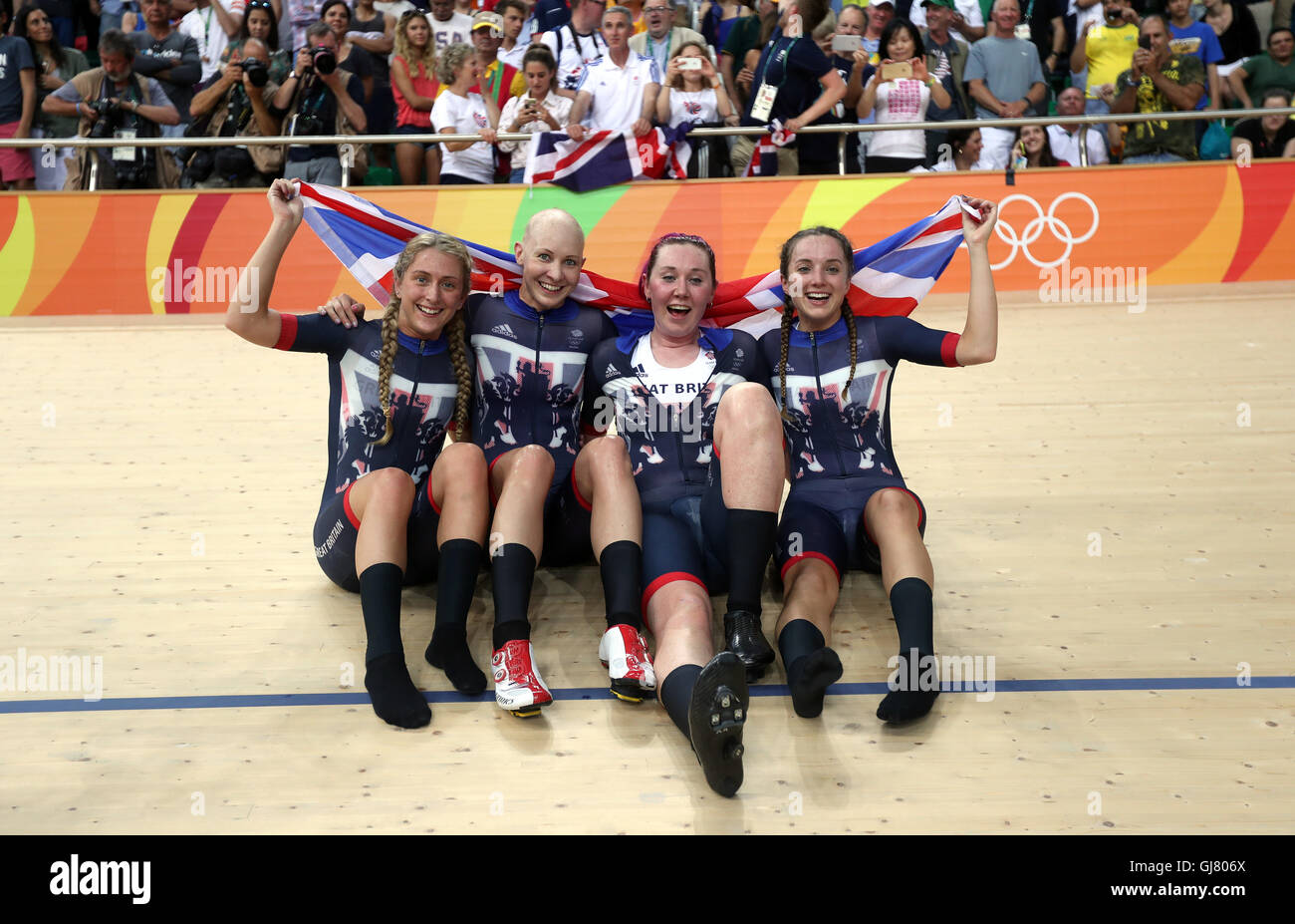 Großbritanniens Laura Trott, Joanna Rowsell Shand, Katie Archibald, Elinor Barker nach ihr Gold Medaille in der Frauen Team Pursuit Finale am achten Tag der Olympischen Spiele in Rio, Brasilien. Stockfoto