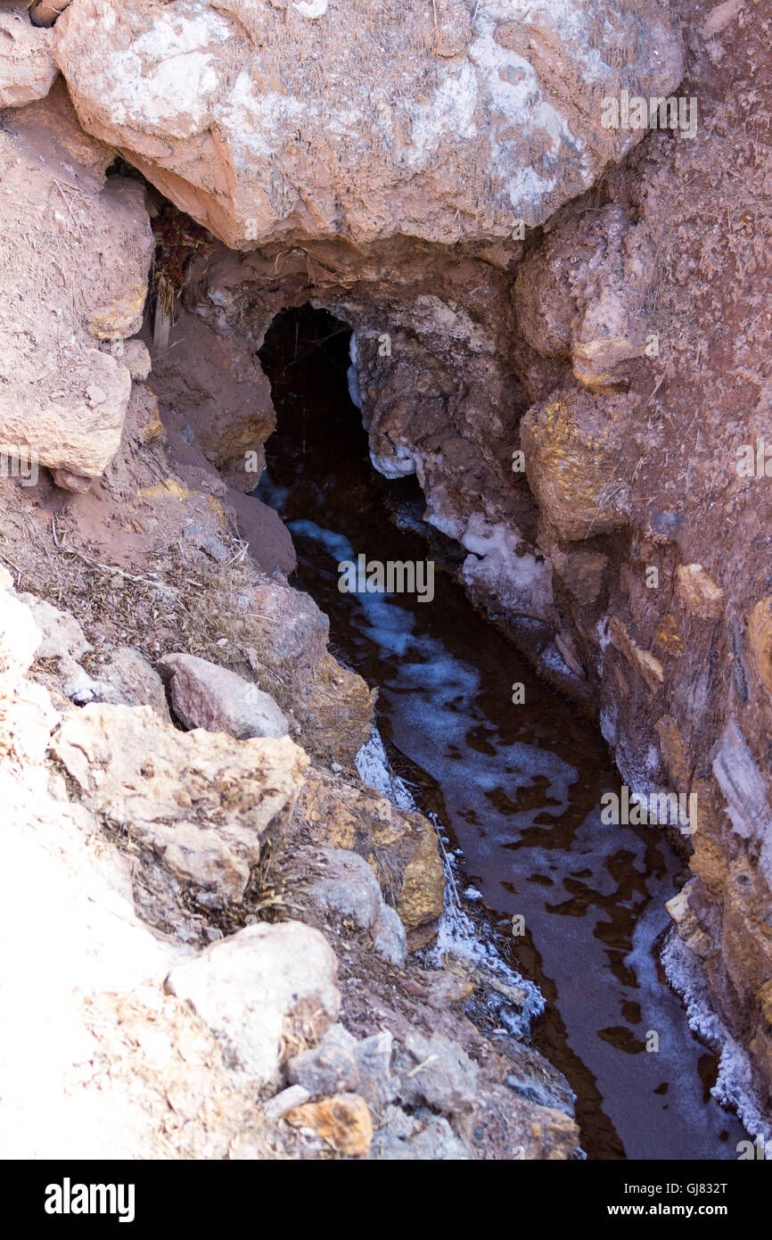 Quelle für das Wasser-Wasser, das füllt die Salinen in Maras Peru Stockfoto