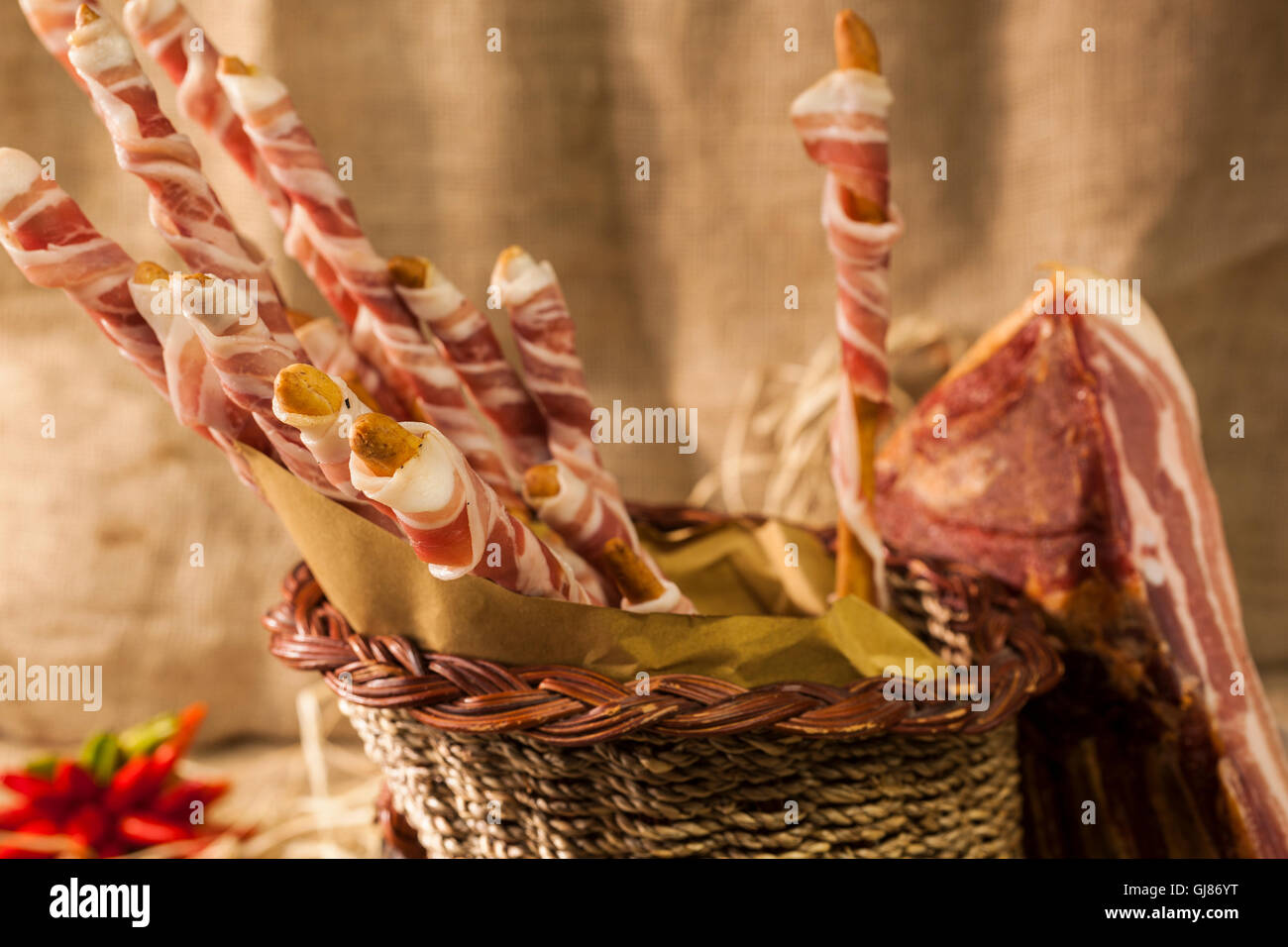 Essen Stilleben von Wurst und Salami - Grissini mit Speck Stockfoto