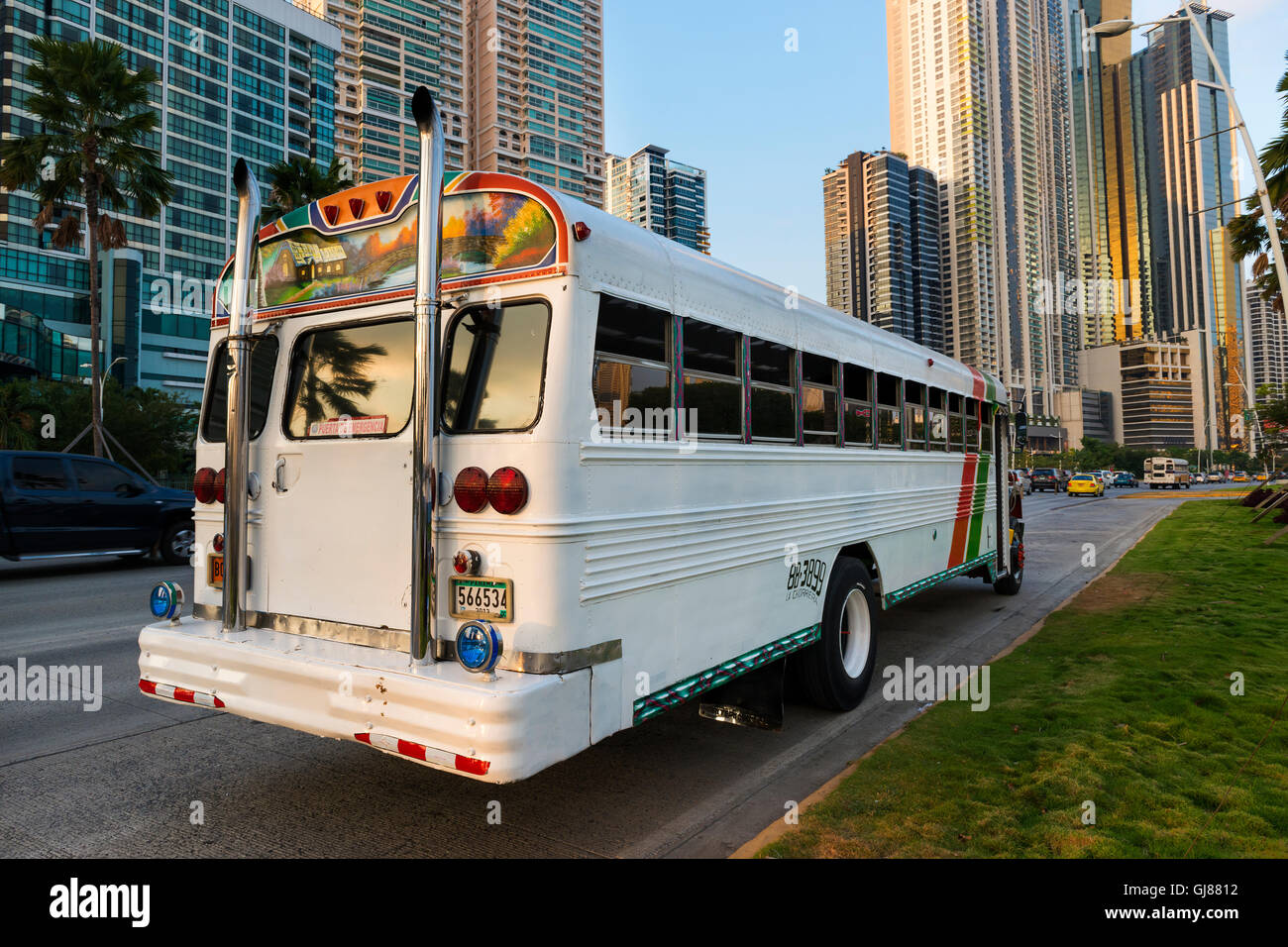 Panama-Stadt, Panama - 18. März 2014: Red Devil Bus (Diablo Rojo) in einer Straße von Panama City. Red Devil Busse sind öffentlichen transpo Stockfoto Panama-Stadt, Panama - 18. März 2014: Red Devil Bus (Diablo Rojo) in einer Straße von Panama City. Red Devil Busse sind öffentlichen transpo Stockfoto