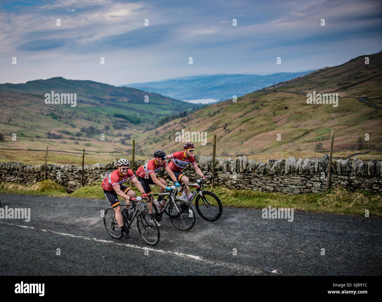 Fahrer in der Fred Whitton Challenge Radfahren Kirkstone Pass, Cumbria, UK. Stockfoto