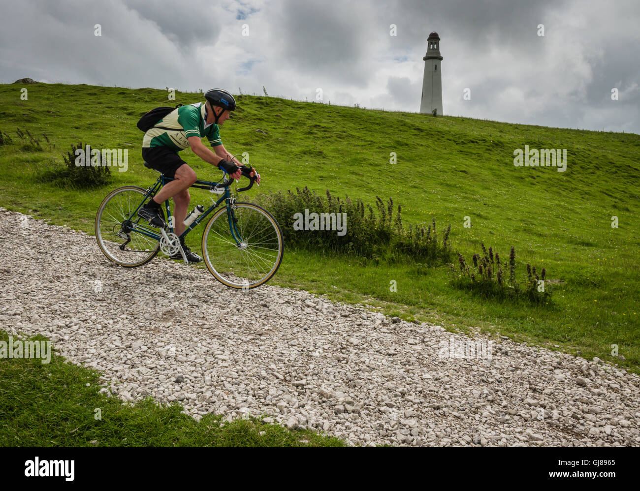 Vintage Radfahrer fahren die Schotterstraße bis zum Leuchtturm von Ulverston während der L'Ancienne Vintage Radsport-Events basierend auf Cumbria Stockfoto
