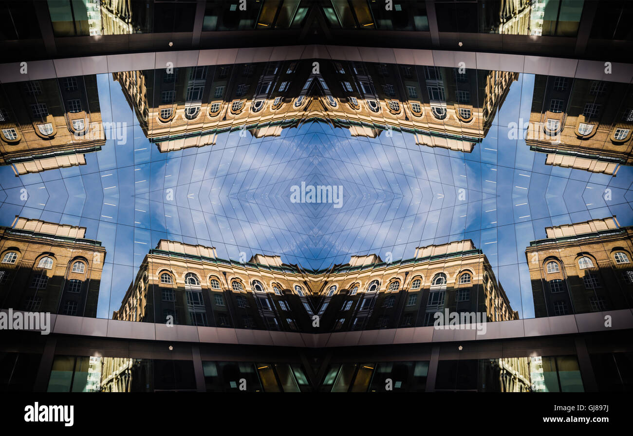 Abstrakte Spiegelbild der Londoner Gebäude in der Nähe der Tower Bridge. Stockfoto