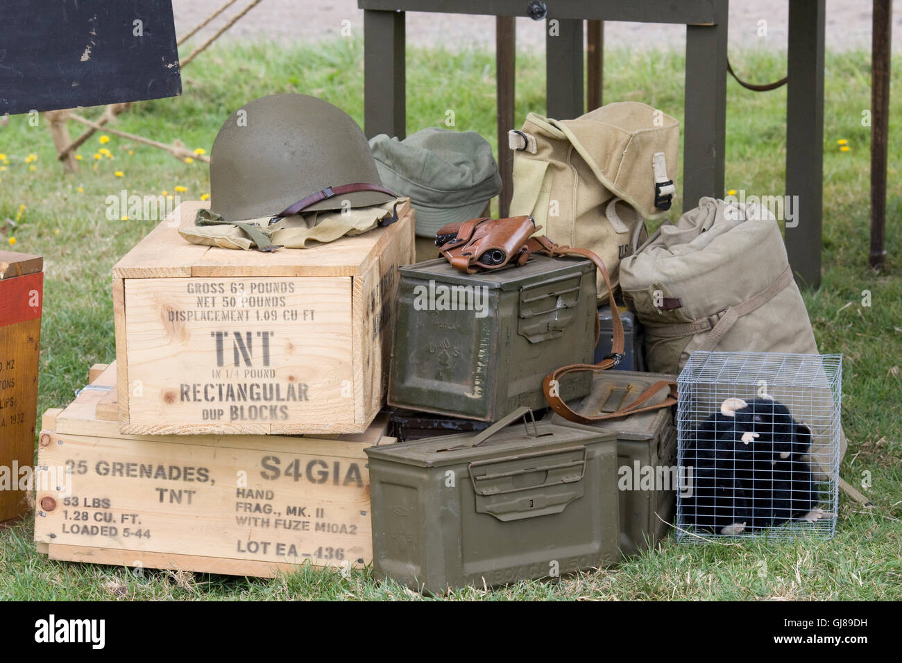 Erstellt von TNT und Granaten WW11 Munition und Ausrüstung Stockfoto