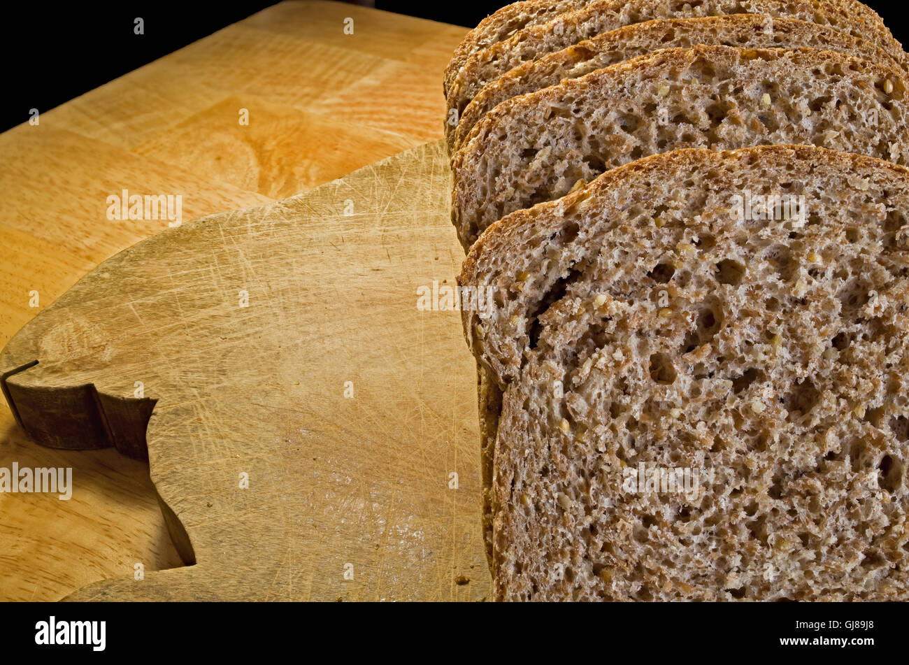 Ohne Mehl niedrigen glykämischen gekeimt Vollkorn Brot ist eine gute Quelle für Protein und essentiellen Aminosäuren enthält. Stockfoto