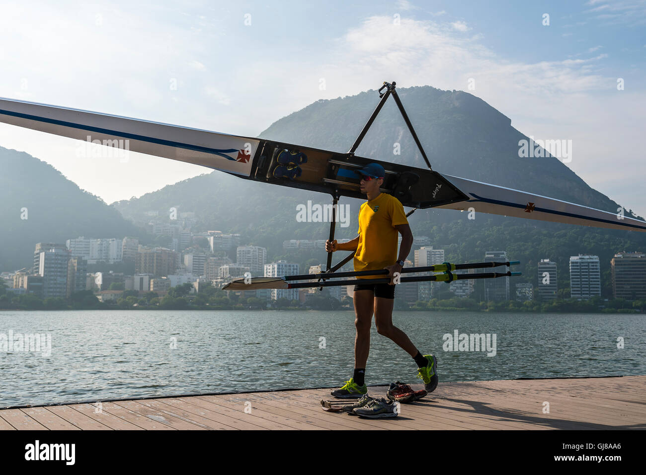RIO DE JANEIRO - 14. März 2016: Ruderer trägt eine Shell zurück zum Clubhaus in Lagoa Rodrigo de Freitas-Lagune. Stockfoto