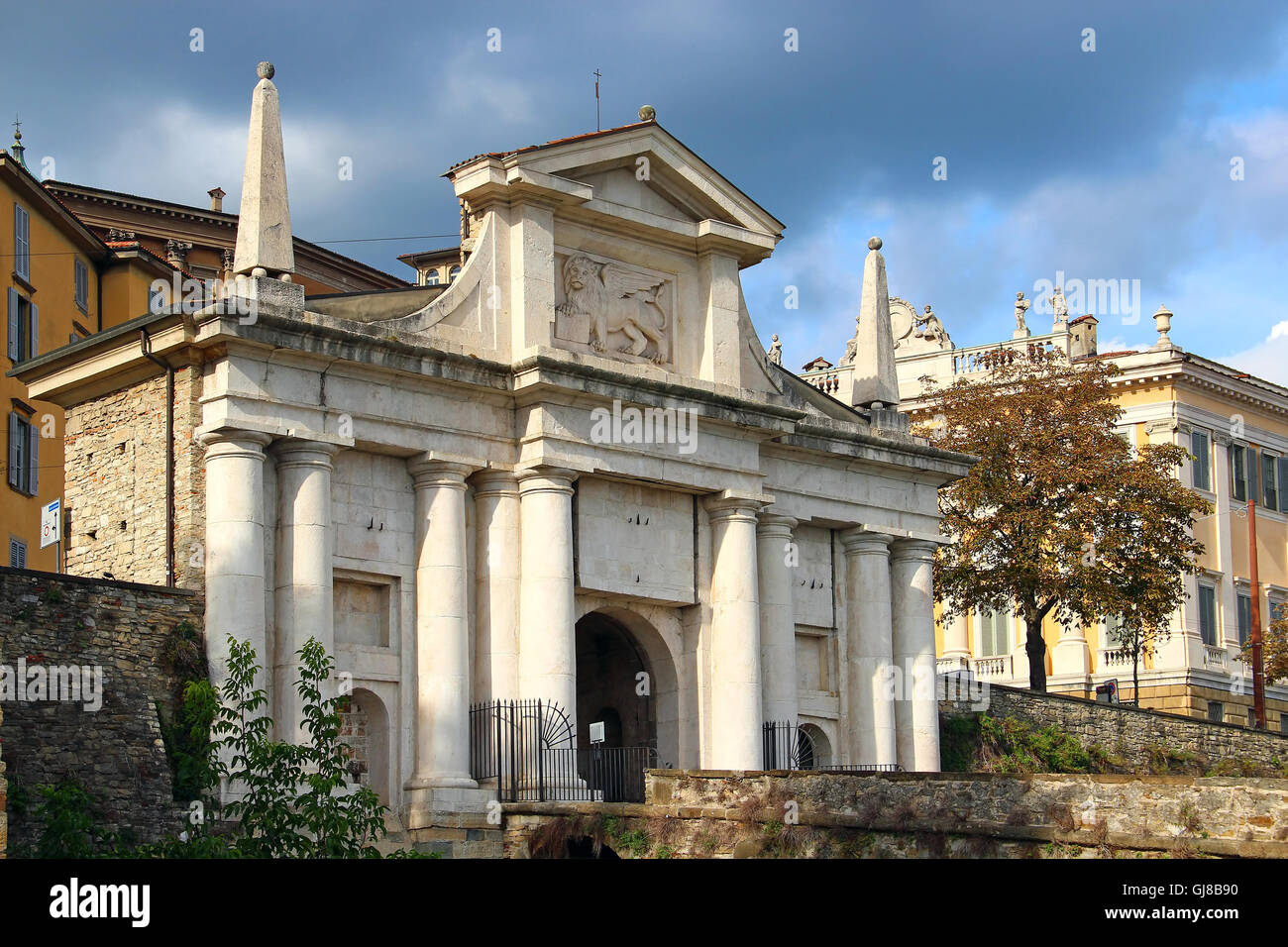 St. Giacomo Tor (Porta San Giacomo) - Eingang auf der oberen Stadt von Bergamo, Italien Stockfoto