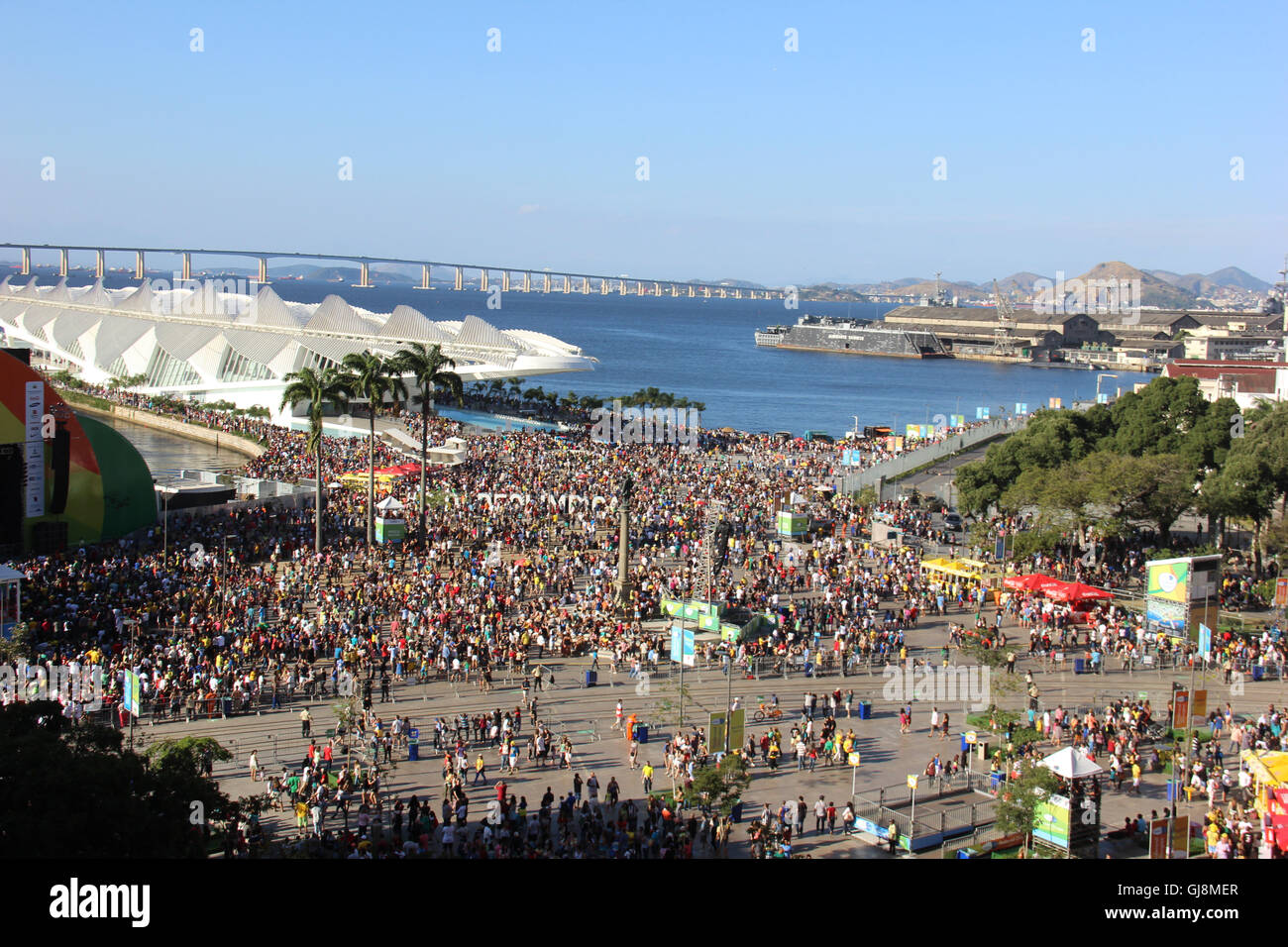 Rio De Janeiro, Brasilien. 13. August 2016. Zehntausende von Menschen genießen die künstlerischen und kulturellen Attraktionen des Rio 2016 Olympischen Boulevard, in der Innenstadt von Rio. Der Veranstaltungsort ist eine live-Site für die Öffentlichkeit auf die Aktivitäten der Rio 2016 Olympischen Spiele auf großen Leinwänden zu sehen und zeigt auch von lokalen Künstlern. Cariocas und Touristen hat auch mehrere Attraktionen in den Schuppen der Hafen von Rio, Aktivitäten als die Heimat der NBA Sportler erhalten. Bildnachweis: Luiz Souza/Alamy Live-Nachrichten Stockfoto