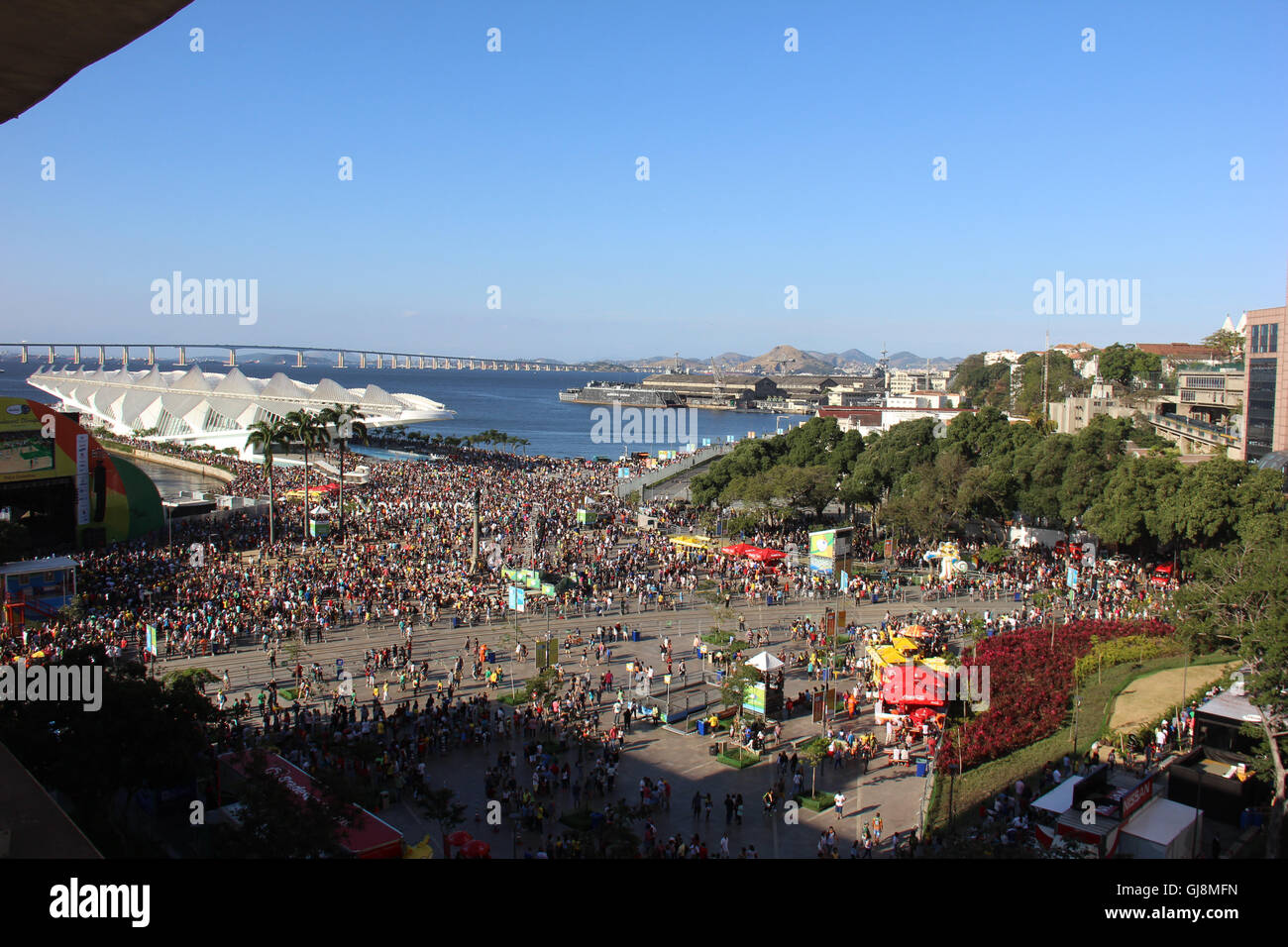 Rio De Janeiro, Brasilien. 13. August 2016. Zehntausende von Menschen genießen die künstlerischen und kulturellen Attraktionen des Rio 2016 Olympischen Boulevard, in der Innenstadt von Rio. Der Veranstaltungsort ist eine live-Site für die Öffentlichkeit auf die Aktivitäten der Rio 2016 Olympischen Spiele auf großen Leinwänden zu sehen und zeigt auch von lokalen Künstlern. Cariocas und Touristen hat auch mehrere Attraktionen in den Schuppen der Hafen von Rio, Aktivitäten als die Heimat der NBA Sportler erhalten. Bildnachweis: Luiz Souza/Alamy Live-Nachrichten Stockfoto