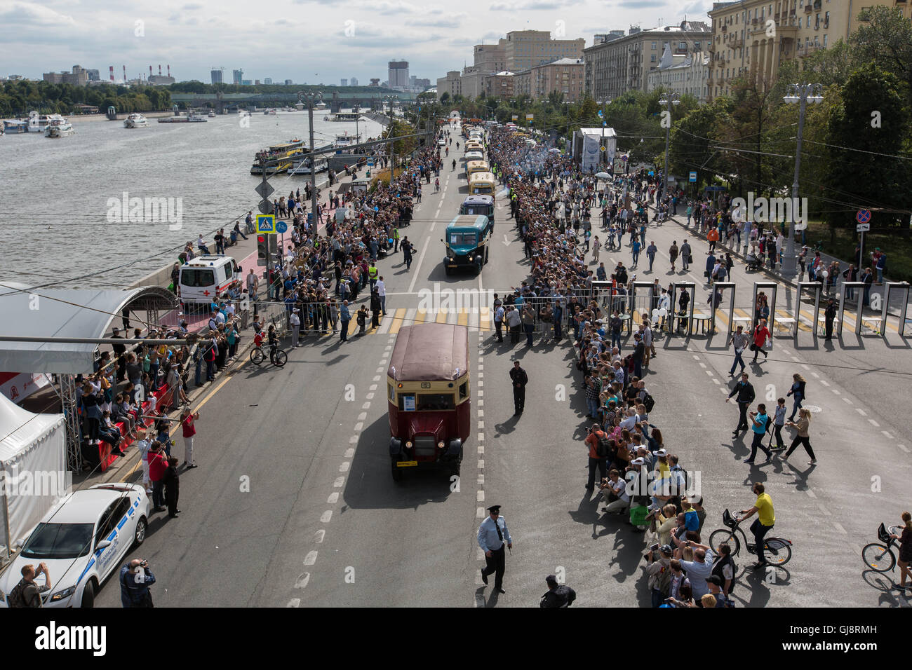 Moskau, Russland. 13. August 2016. Alte Busse fahren für eine Parade Bus tagsüber Moskau in Moskau, Russland, am 13. August 2016. Eine traditionelle Parade von alten Bussen startete hier am Samstag auf dem 92. Geburtstag Moskaus Bus. Mehr als 40.000 Menschen versammelt, um Retro-Fahrzeuge während der Veranstaltung zu sehen. Bildnachweis: Evgeny Sinitsyn/Xinhua/Alamy Live-Nachrichten Stockfoto