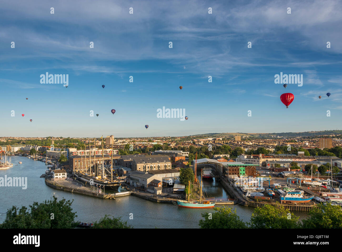 Bristol, UK. 13. August 2016. Die erste Besteigung des 38. Bristol International Balloon Fiesta findet schließlich am Samstagabend mit Bedingungen Ballons quer durch die Stadt weht. Bisherigen Starts hatte aufgrund von böigem Wind abgebrochen. Bildnachweis: Carolyn Eaton/Alamy Live-Nachrichten Stockfoto