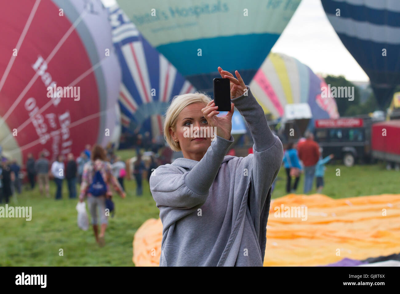 Bristol, UK. 14. August 2016. Eine Dame nimmt Fotos auf dem Handy der Vorbereitungen für die Bristol International Balloon Fiesta frühmorgens die 116 Ballons Credit aufsteigen sah: Keith Larby/Alamy Live News Stockfoto