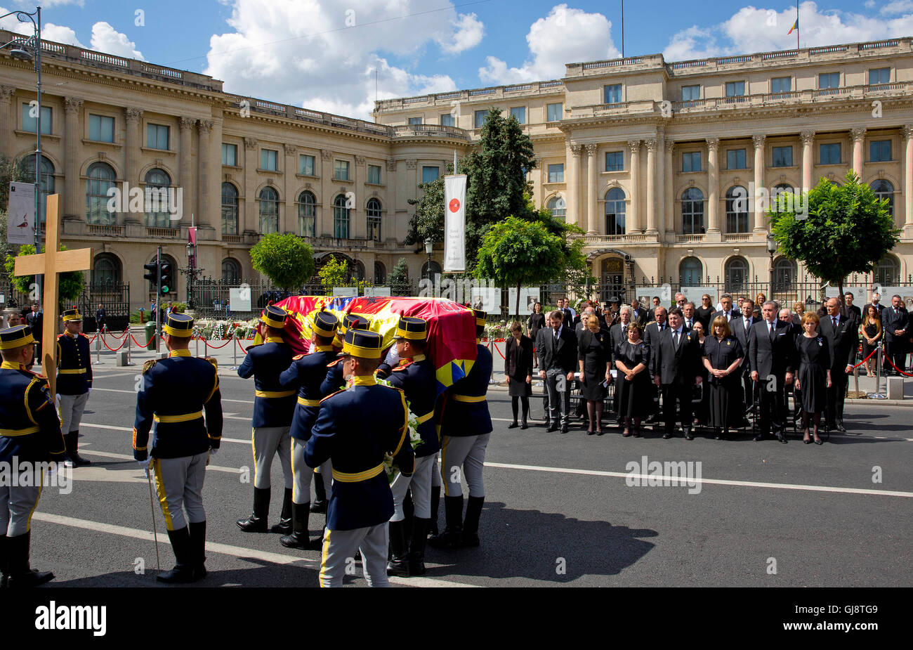 Bukarest, Rumänien. 13. August 2016. Radu Prinz und Prinzessin Margarita von Rumänien und Familie und andere Mitglieder der königlichen Familien nehmen an der Begräbniszeremonie für späten Königin Anna von Rumänien, verstorbenen 01 08 2016 in Morges (Schweiz), in Bukarest, Rumänien, 13. August 2016 Teil. Foto: Albert Nieboer / - NO-Draht-SERVICE-/ Dpa/Alamy Live News Stockfoto