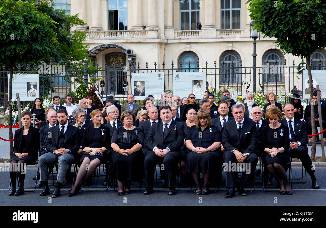 Bukarest, Rumänien. 13. August 2016. Prinz Radu (2. R) und Princess Margarita (R), Infantin Elena (3. v. L), Prinzessin Maria (3. v. L) und Prinzessin Sophie (4. von L) von Rumänien, Prinz Lorenz von Belgien, Erzherzog von Österreich-Este (zweite Reihe, R) und andere Mitglieder der königlichen Familien teilnehmen in der Begräbniszeremonie für späten Königin Anna von Rumänien, verstorbenen 01 08 2016 in Morges (Schweiz) , in Bukarest, Rumänien, 13. August 2016. Foto: Albert Nieboer / - NO-Draht-SERVICE-/ Dpa/Alamy Live News Stockfoto
