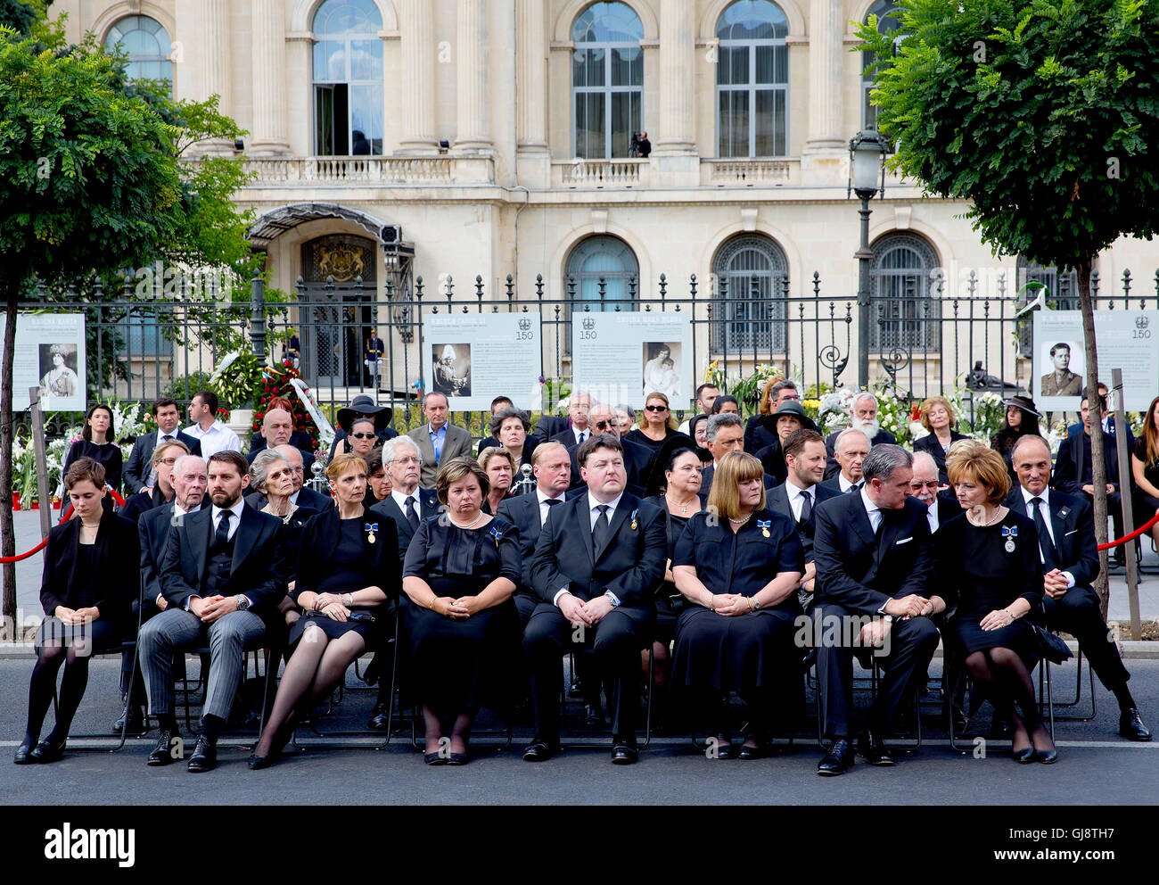 Bukarest, Rumänien. 13. August 2016. Prinz Radu (2. R) und Princess Margarita (R), Infantin Elena (3. v. L), Prinzessin Maria (3. v. L) und Prinzessin Sophie (4. von L) von Rumänien, Prinz Lorenz von Belgien, Erzherzog von Österreich-Este (zweite Reihe, R) und andere Mitglieder der königlichen Familien teilnehmen in der Begräbniszeremonie für späten Königin Anna von Rumänien, verstorbenen 01 08 2016 in Morges (Schweiz) , in Bukarest, Rumänien, 13. August 2016. Foto: Albert Nieboer / - NO-Draht-SERVICE-/ Dpa/Alamy Live News Stockfoto