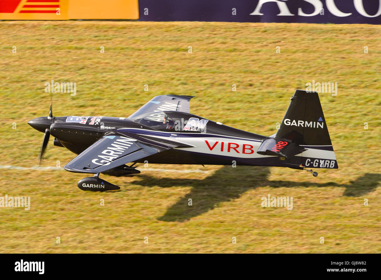 Ascot, Großbritannien. 13. August 2016. Pete McLeod (CAN) Landung in seiner Zivko Aeronautics Edge 540 qualifizierende tagsüber der Red Bull Air Race, Ascot, Vereinigtes Königreich.  Das Red Bull Air Race verfügt über die weltweit besten Race-Piloten in eine reine Motorsport-Wettbewerb, der Schnelligkeit, Präzision und Geschick kombiniert. Verwenden die schnellste und wendigste, leichte racing Flugzeuge, schlagen Piloten Geschwindigkeiten von 370kmh, während dauerhafte Kräfte von bis zu 10G, wie sie eine Low-Level-Slalomstrecke navigieren durch 25 Meter hohen, luftgefüllten Pylonen markiert. Stockfoto