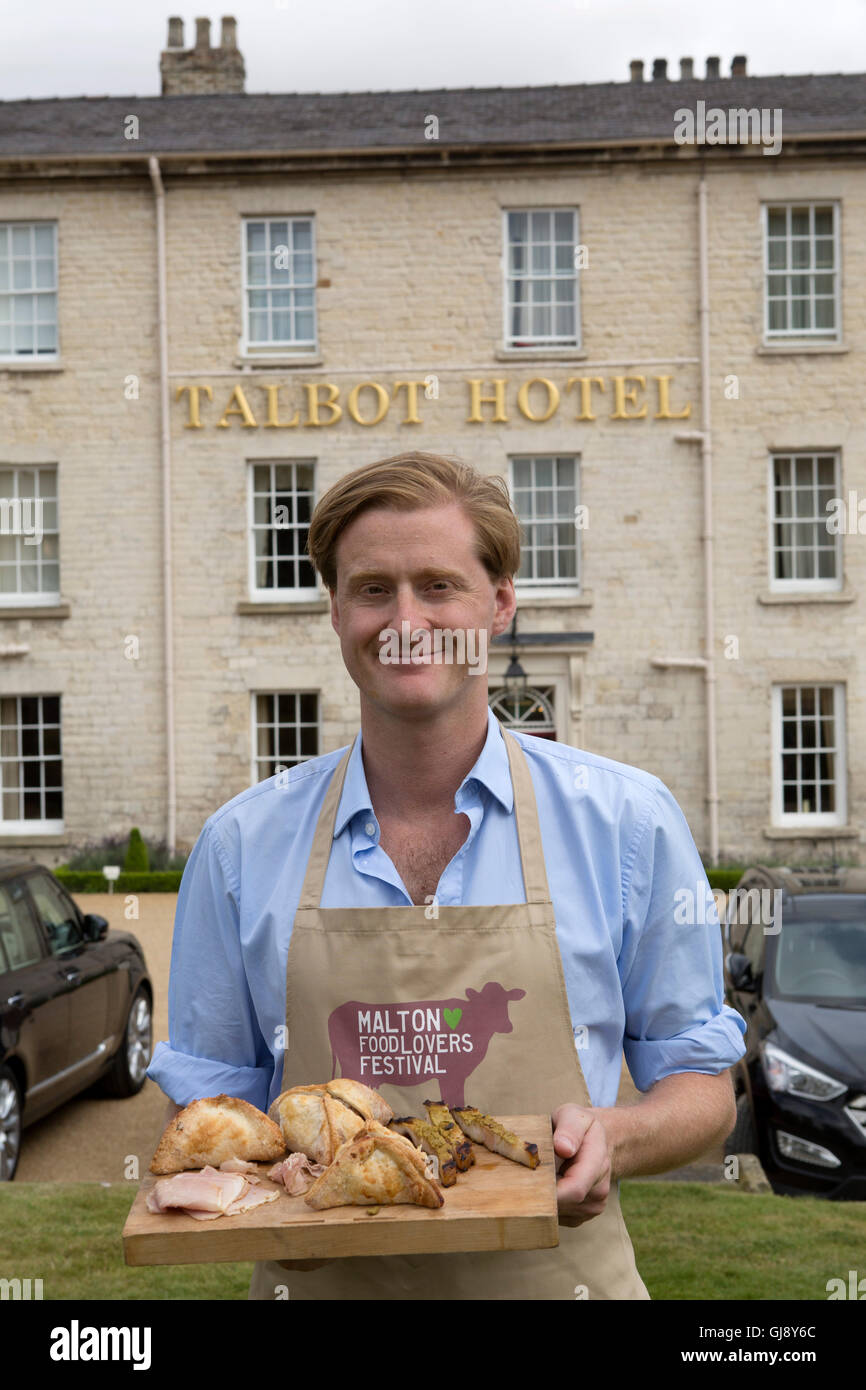 Malton, North Yorkshire, UK. 13. August 2016. Tom Naylor-Leyland, außerhalb des Hotels Talbot Punkt die Sitzung für die Inaugral Malton Food Tour in Malton, North Yorkshire, Vereinigtes Königreich. Malton wurde beschrieben als "Yorkshire-Essen-Hauptstadt" von Antonio Carluccio und hat eine Reihe von Artisan Food-Produzenten. Bildnachweis: Stuart Forster/Alamy Live-Nachrichten Stockfoto