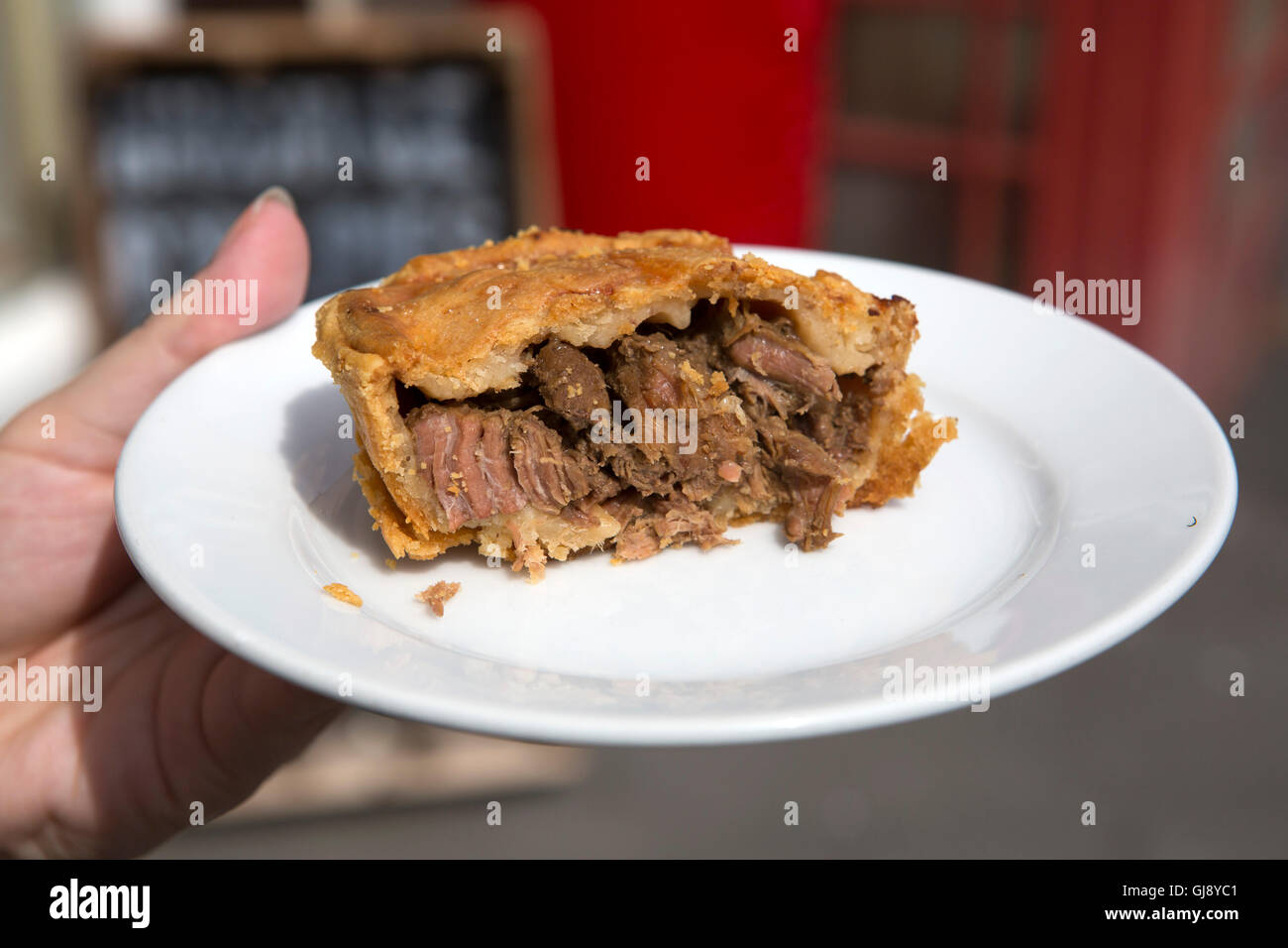 Malton, North Yorkshire, UK. 13. August 2016. Ein Steak Pie, gemacht von Costello, diente die Inaugral Malton Food Tour in Malton, North Yorkshire, Vereinigtes Königreich. Malton wurde beschrieben als "Yorkshire-Essen-Hauptstadt" von Antonio Carluccio und hat eine Reihe von Artisan Food-Produzenten. Bildnachweis: Stuart Forster/Alamy Live-Nachrichten Stockfoto