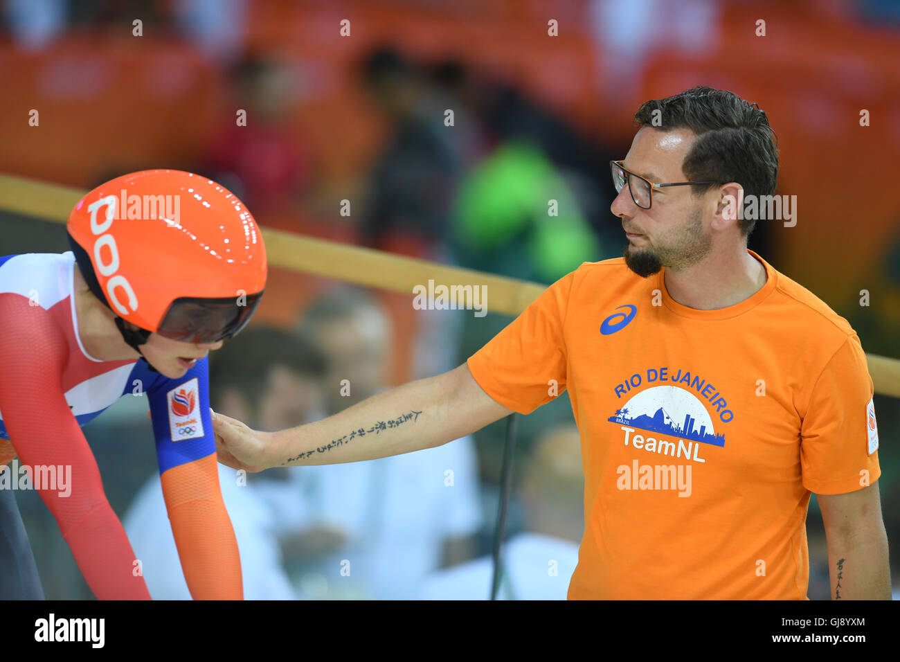 Rio De Janeiro, Brasilien. 14. August 2016. Rene Wollf, deutscher Radsport Nationaltrainer der Niederlande, geboren blickt auf vor der Frauen Sprint Qualifikation in den Rio 2016 Olympischen Spiele Track Cycling-Veranstaltungen im Velodrom in Rio De Janeiro, Brasilien, 14. August 2016. Foto: Felix Kaestle/Dpa/Alamy Live News Stockfoto