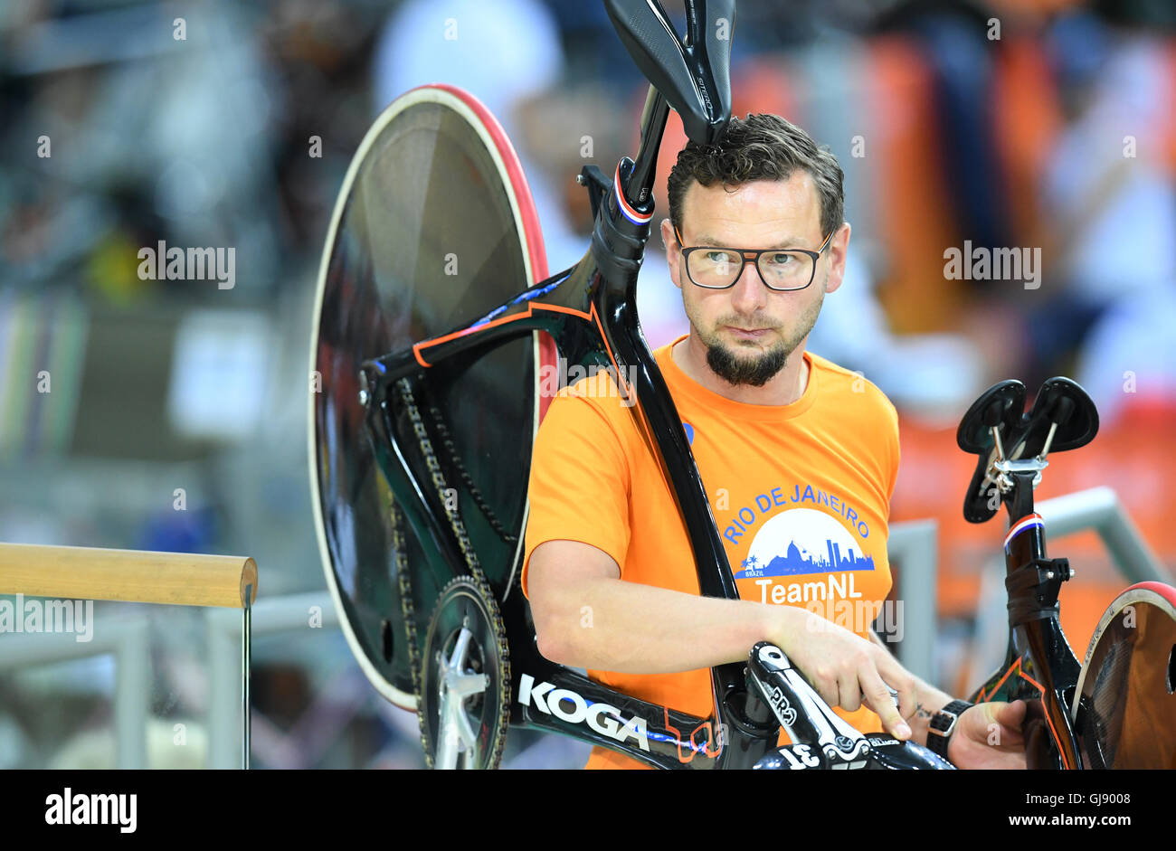 Rio De Janeiro, Brasilien. 14. August 2016. Rene Wollf, deutscher Radsport Nationaltrainer der Niederlande, geboren trägt das Rennrad eines seiner Athleten vor der Frauen Sprint Qualifikation während der Rio 2016 Olympischen Spiele Track Cycling Events auf Radrennbahn in Rio De Janeiro, Brasilien, 14. August 2016. Foto: Felix Kaestle/Dpa/Alamy Live News Stockfoto