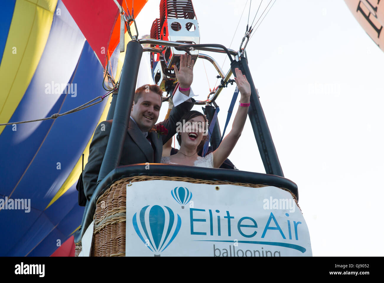 Bristol, UK, 14. August 2016, frisch vermählte Paare, Marcus Forsey und Melissa Forsey, Welle aus dem Korb wie sie im Royal Navy Ballon an der Bristol International Ballon Fiest Credit abheben: Keith Larby/Alamy Live News Stockfoto