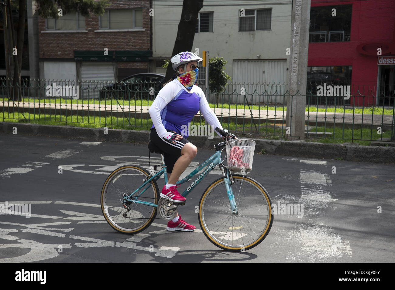 Mexiko-Stadt, Mexiko-Stadt, MX. 14. August 2016. Für jede Woche eines Morgens regieren Menschen auf dem Fahrrad und zu Fuß die Straßen von Mexiko-Stadt. Die offizielle Muévete En Bici (Bewegung mit dem Fahrrad) Veranstaltung seit 2008 geht aber war vor kurzem auf ausgeweitet, 35 Meilen (55 km) der Straßen der Stadt. © Joel Alvarez/ZUMA Draht/Alamy Live-Nachrichten Stockfoto