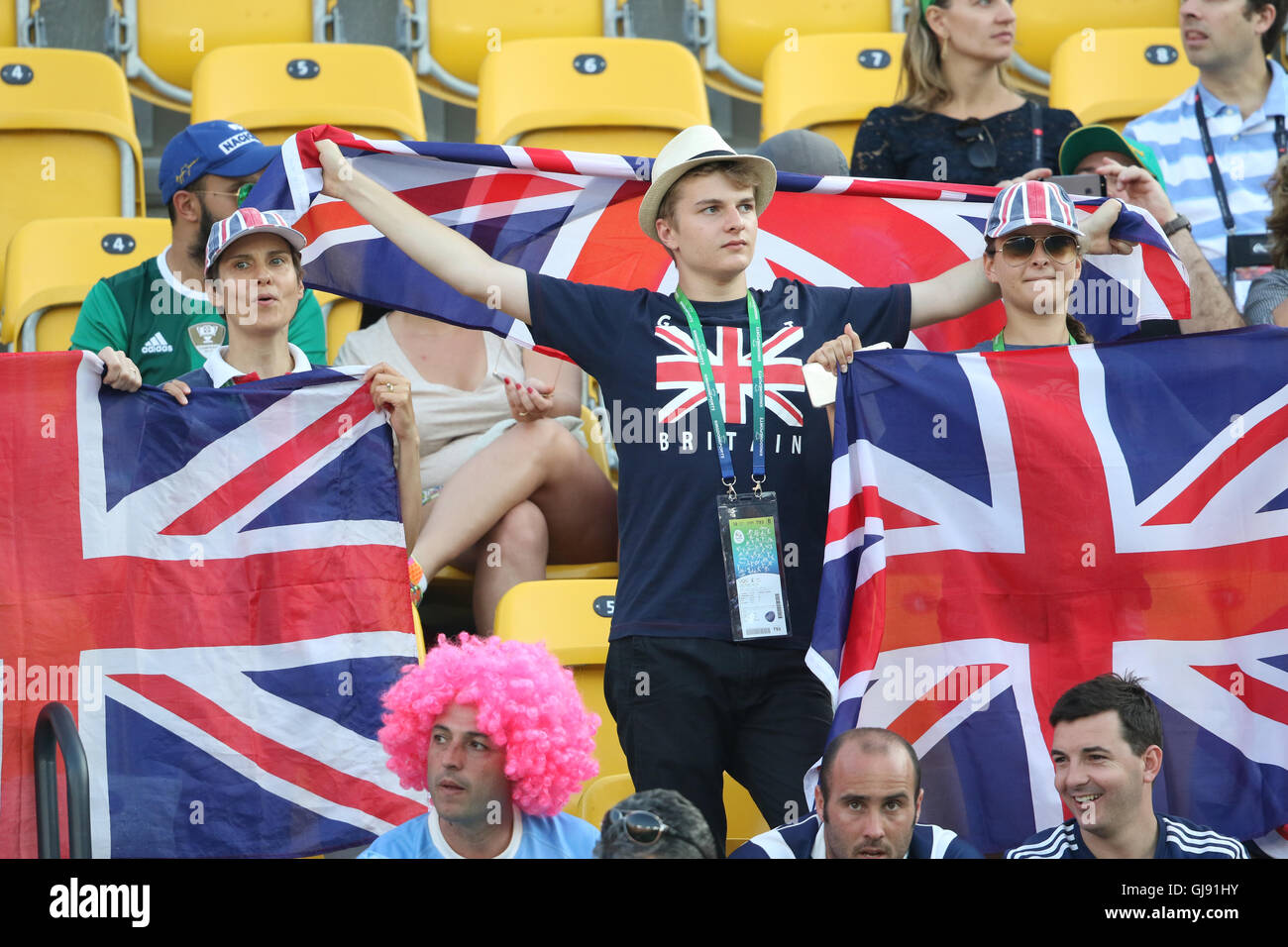 Rio de Janeiro, Brasilien. August 2016, 14th. Britische Fans winken ihre Union Jacks für Andy Murray beim Murray gegen Potro Olympic Tennis Final in Rio de Janeiro, Brasilien Stockfoto