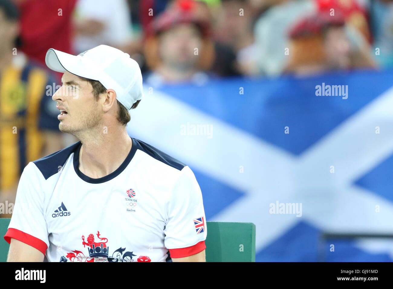 Rio de Janeiro, Brasilien. August 2016, 14th. Andy Murray mit schottischen Anhängern, die Tartan-Bunnets tragen und beim olympischen Finale der Herren-Singles Murray V del Potro in Rio de Janeiro, Brasilien, die Flagge des schottischen Saltyre schwenken. Stockfoto