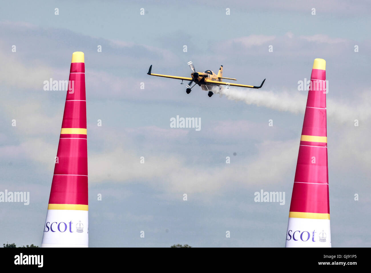 Ein pilot Nigel Lamb aus Großbritannien Rennen in seinem Breitling Flugzeug beim Masters Cup Luftrennen auf der Red Bull Air Race 2016 in Ascot Stadion, UK auf der 14.08.2016. Der endgültige Sieger war Matt Hall aus Australien, zweite Matthias Dolderer aus Deutschland und der dritte Hannes Arch aus Österreich. Stockfoto