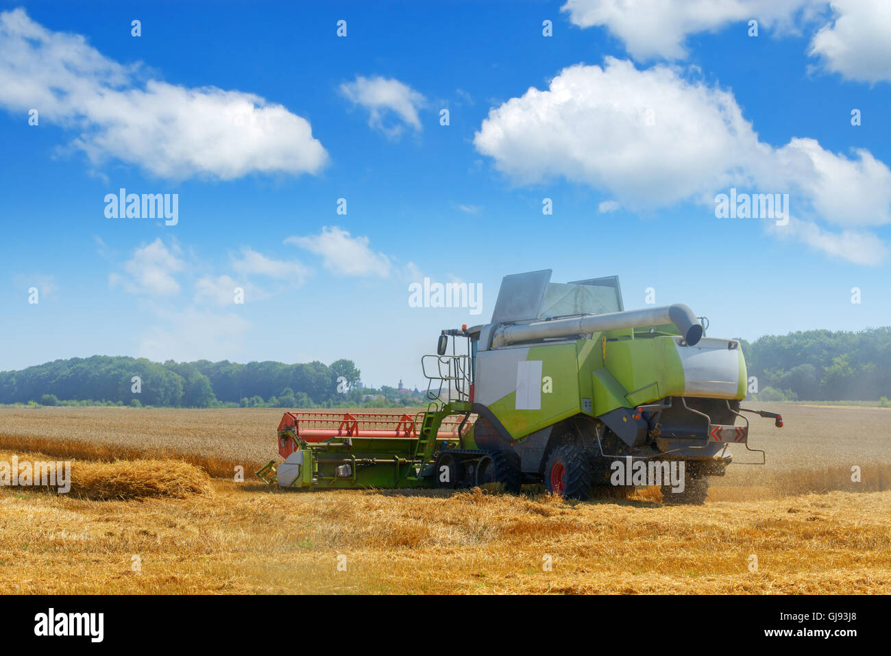 Erstaunliche Ländliches Motiv auf Herbst Feld mit harvester Stockfoto