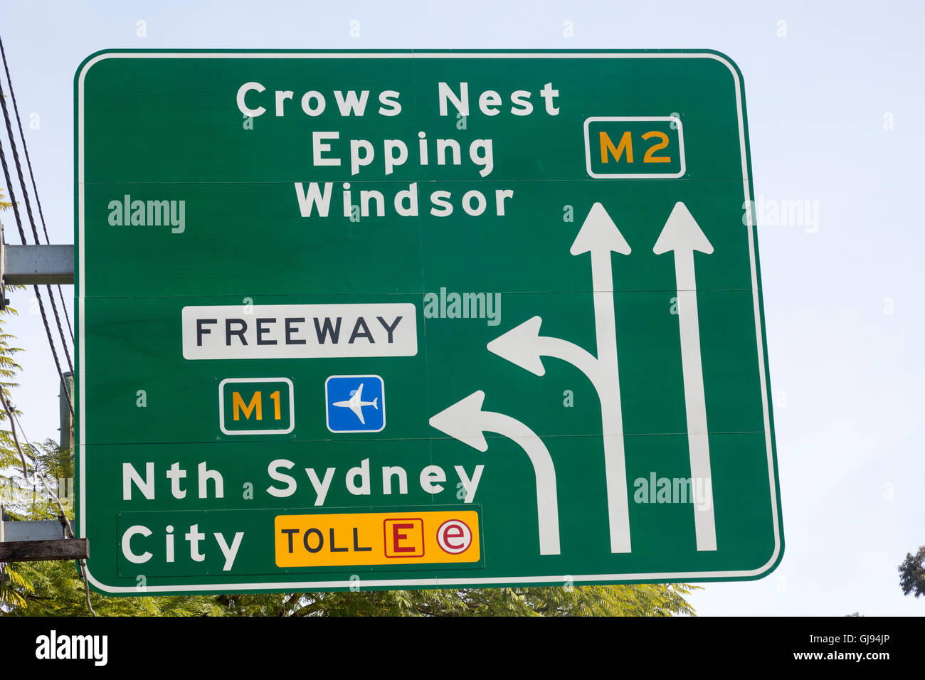 Straßenschild an der Pacific Highway Road in North Sydney bietet Richtungen in die Stadt und anderen Orten, Australien Stockfoto