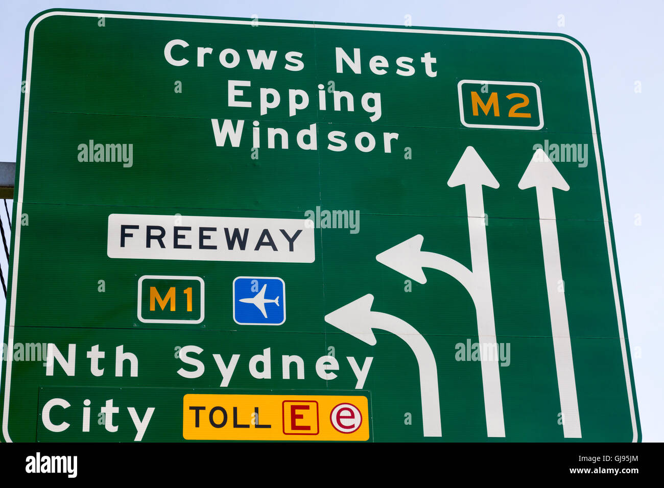 Straßenschild an der Pacific Highway Road in North Sydney bietet Richtungen in die Stadt und anderen Orten, Australien Stockfoto