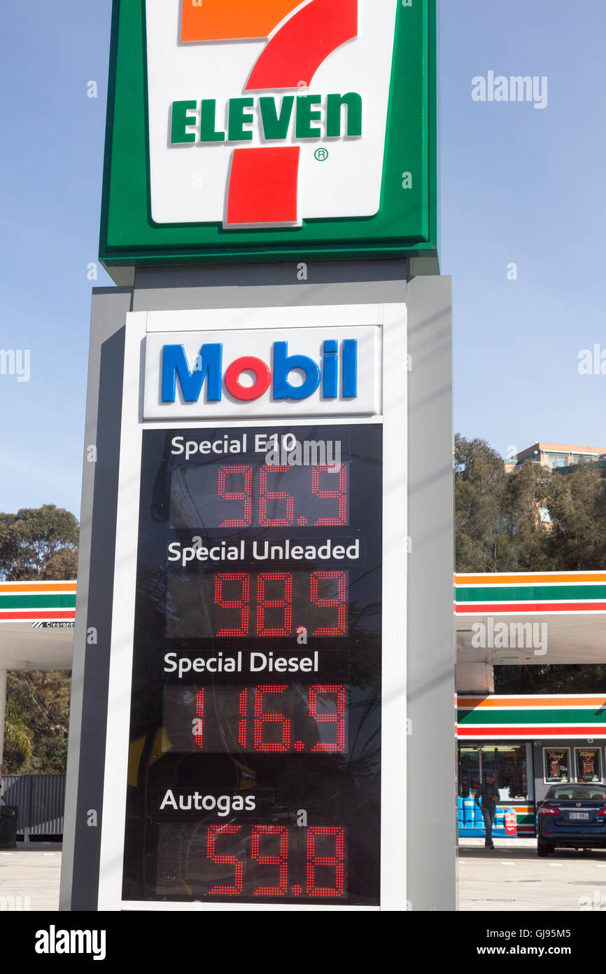 7-Eleven und Mobil Benzin Tankstelle in North Sydney, Australien Stockfoto
