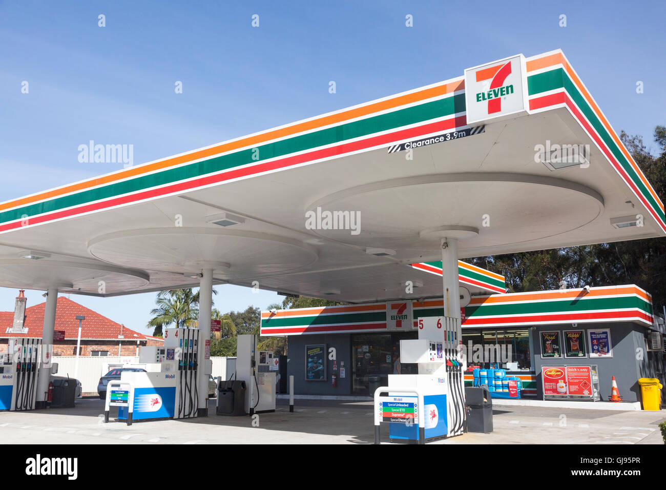 7 elf Tankstelle und Vorplatz in North Sydney, Australien Stockfoto