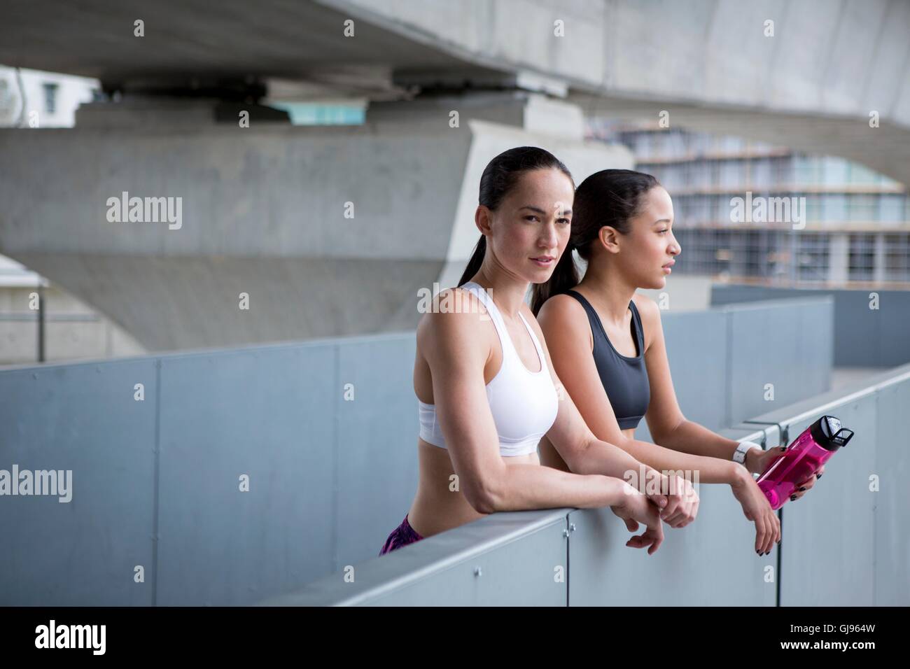 -MODELL VERÖFFENTLICHT. Zwei junge Frauen in Sportbekleidung ruht. Stockfoto