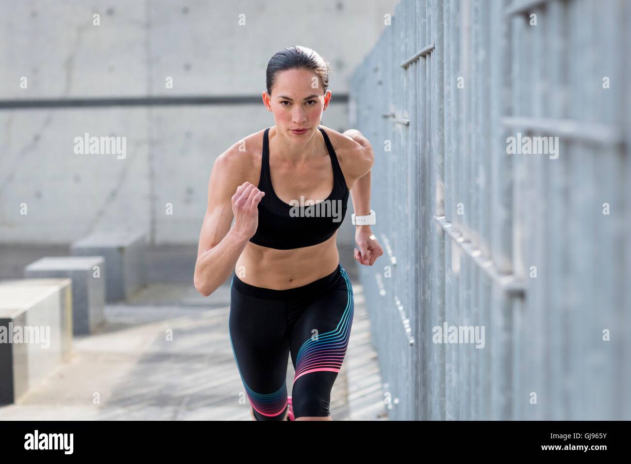 -MODELL VERÖFFENTLICHT. Junge Frau läuft auf Kamera. Stockfoto