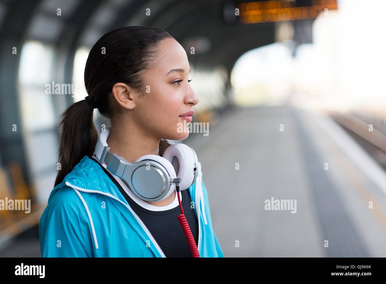 -MODELL VERÖFFENTLICHT. Junge Frau mit Kopfhörern. Stockfoto