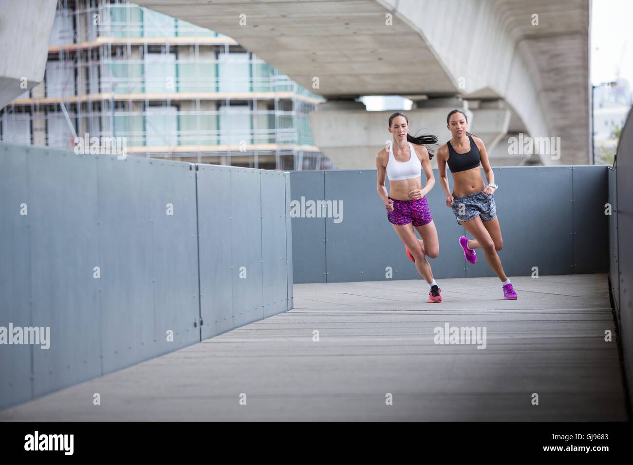 -MODELL VERÖFFENTLICHT. Zwei junge Frauen Rennen. Stockfoto