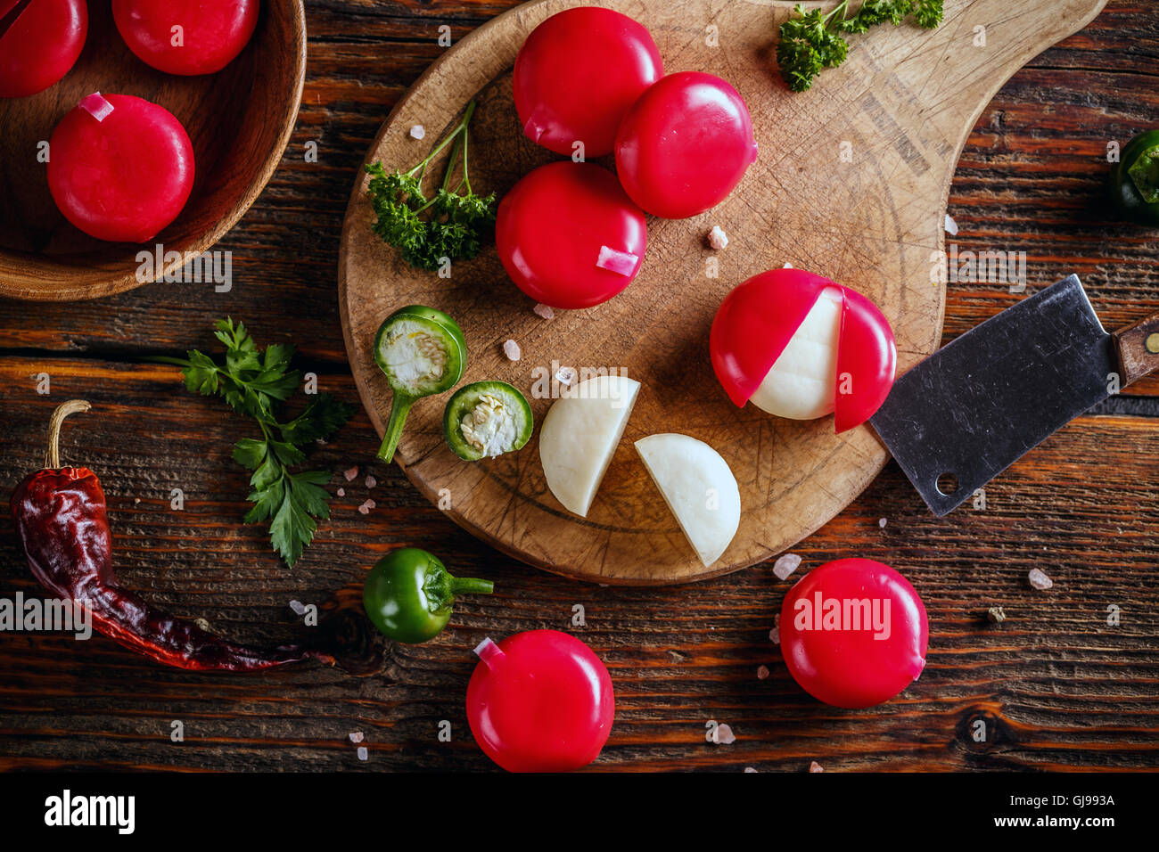 Draufsicht der Babybel-Käse in rotem Wachs Stockfoto