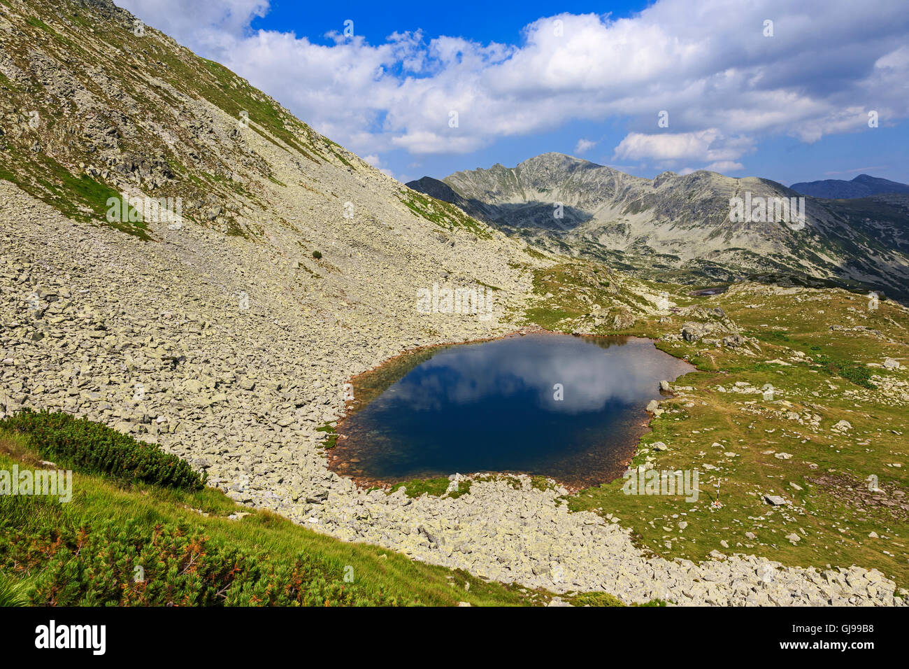 Landschaft der Retezat Nationalpark Berge von einem kleinen See mit blauem Himmel Reflexion, Karpaten, Transsilvanien Stockfoto