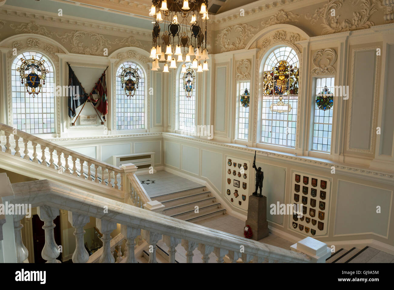 Die Marmortreppe mit Gedenkstätten und Dekorationen im Rathaus von Belfast Stockfoto