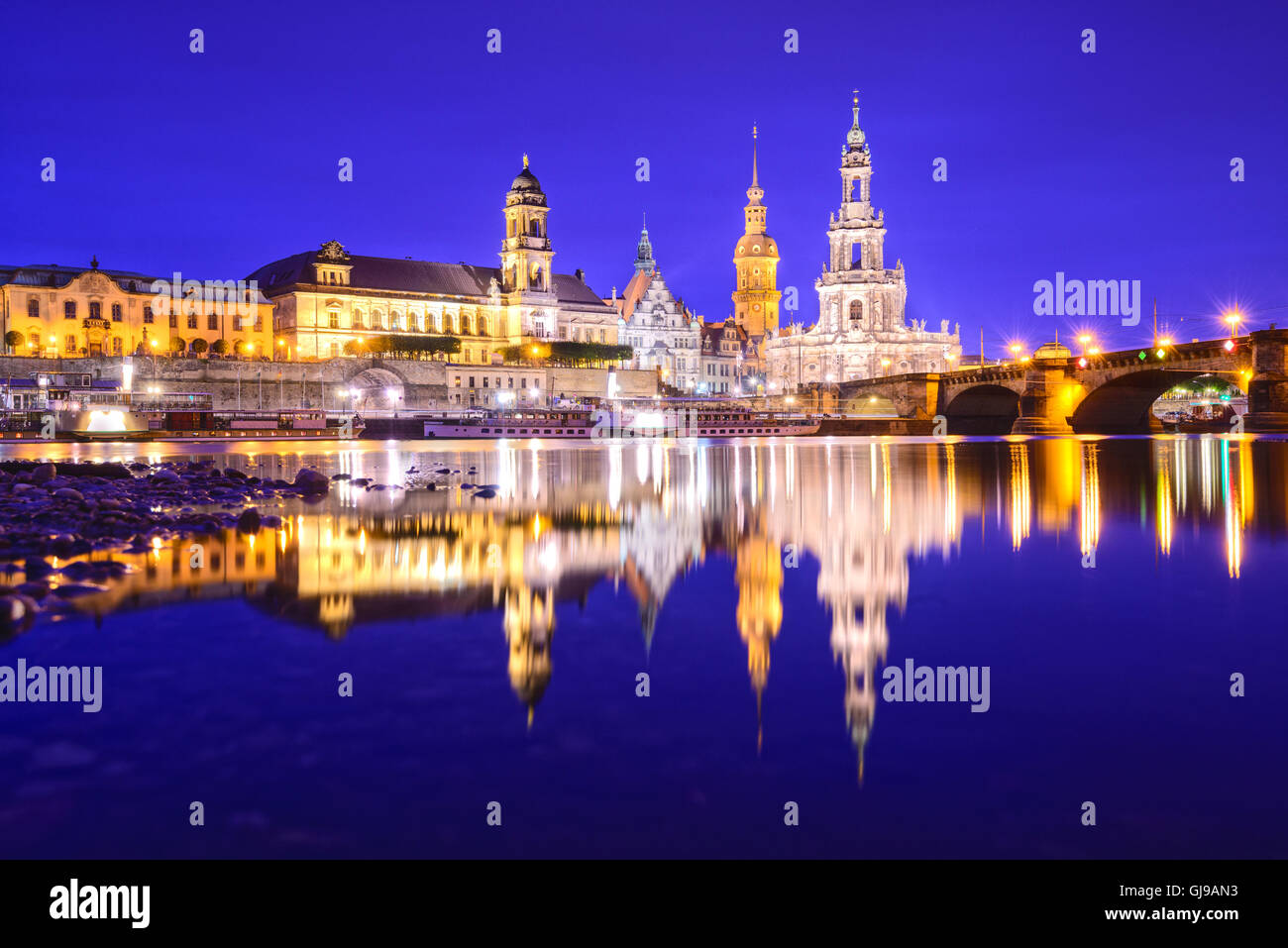 Dresden, Deutschland alte Stadt Skyline an der Elbe. Stockfoto