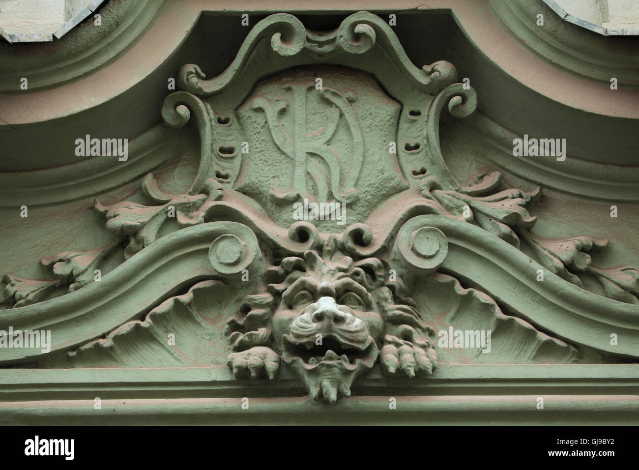 Löwenkopf auf dem Jugendstil-Einnahmehaus in der Šmeralova-Straße im Stadtteil Bubeneč in Prag, Tschechische Republik. Stockfoto