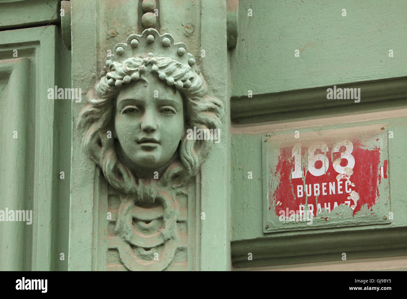 Jugendstilmaskaron am Einnahmehaus in der Šmeralova-Straße im Stadtteil Bubeneč in Prag, Tschechische Republik. Stockfoto