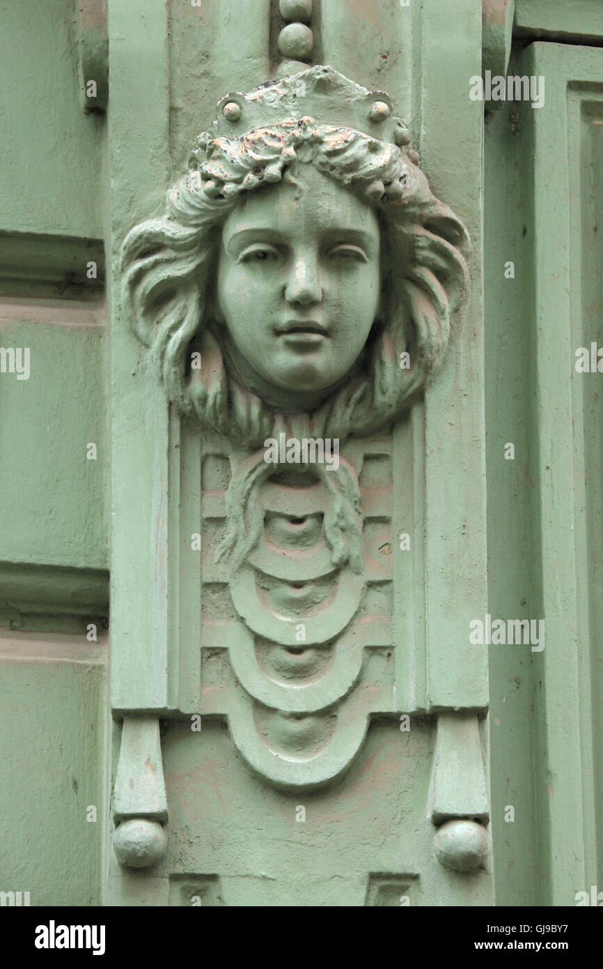 Jugendstilmaskaron am Einnahmehaus in der Šmeralova-Straße im Stadtteil Bubeneč in Prag, Tschechische Republik. Stockfoto