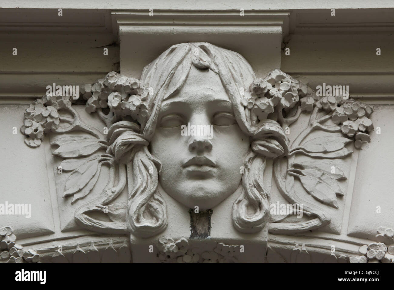 Jugendstil-Maskaron tschechischen Bildhauers Celda Kloucek auf dem Umsatz-Haus in Parizska Straße in der Altstadt in Prag, Tschechien. Die Umsatz-Haus, entworfen von tschechischen Architekten Matej Blecha 1902-1903 erbaut wurde. Stockfoto