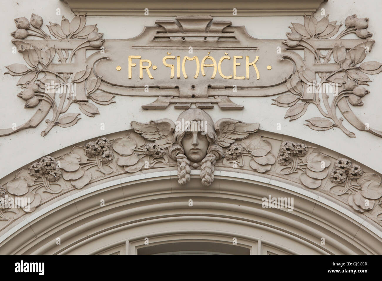 Jugendstil-Maskaron am Umsatz Haus in Parizska Straße in der Altstadt in Prag, Tschechien. Die Umsatz-Haus, entworfen von tschechischen Architekten Jan Vejrych 1902-1904 erbaut wurde. Das Detail zeigt eine extrem schlechte Qualität der Restaurierungsarbeiten. Stockfoto